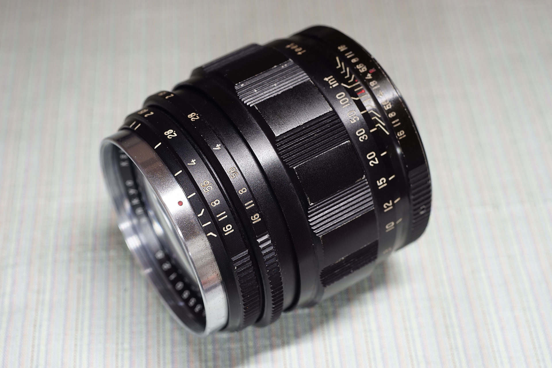 レンズメーカーの意欲作 ／ コムラー KOMURA 80mm f1.8 - koiWide