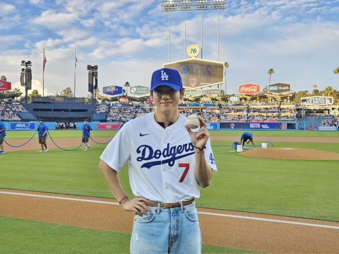 BTS」V、米リーグの始球式をかっこよく終了…「スカッとストライクを