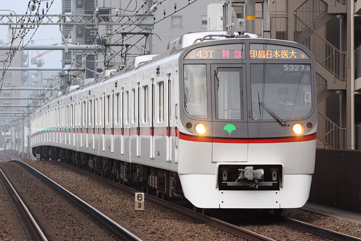 KSWeb - 四直の異端車たち 1 - 都営5300形5327編成