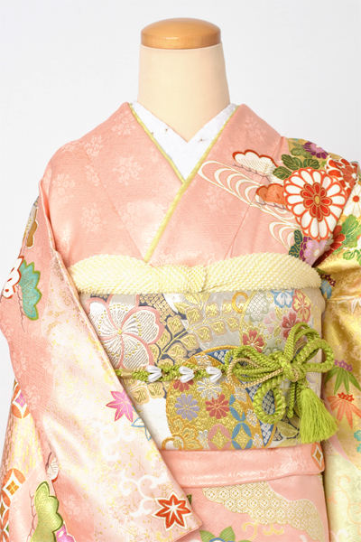 振袖[乙女椿色と若菜色地の菊と貝桶模様]｜着物レンタルあき (来店