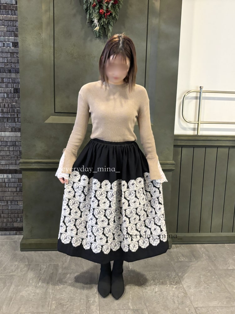 ミナ ペルホネン「flair」のギャザースカート。風と光を纏って歩く、心