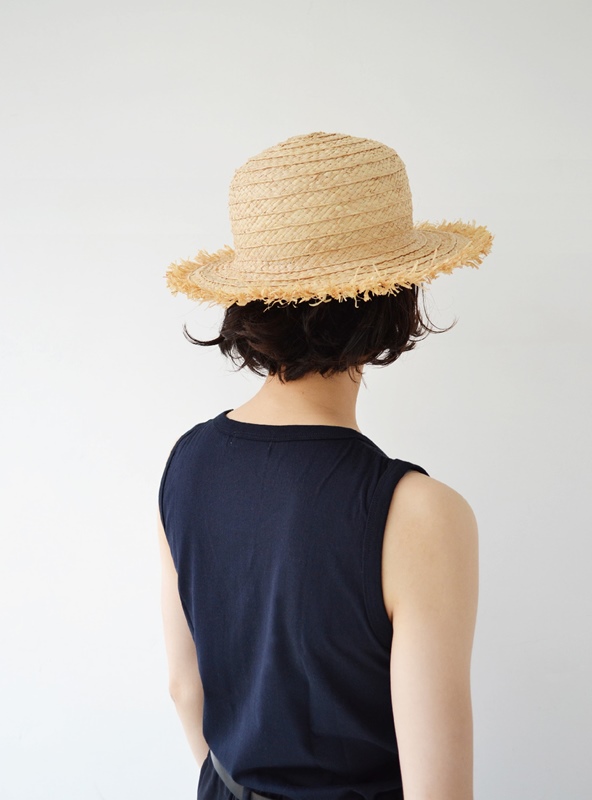 大人の女性の帽子スタイル～「Pois E（ポイゼ）」の麦わら帽子