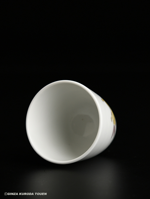 十三代・酒井田柿右衛門 濁手戯画ぐい呑 | 銀座 黒田陶苑