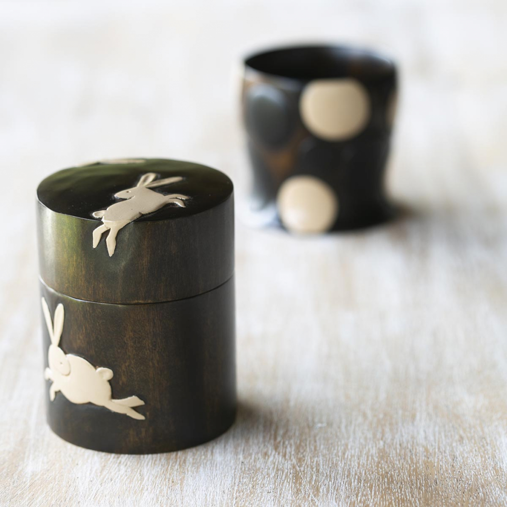 テーブルに華を添える茶筒 | 草木彫 川添日記 漆作家 刳り抜きの漆の器