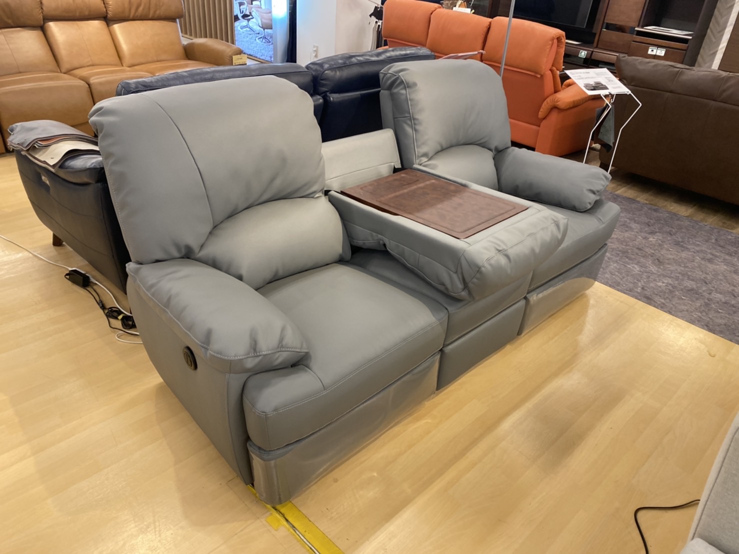 大人気の電動リクライニングソファーに新色が登場！！ | LAPIAS万代