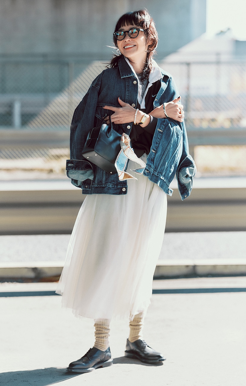 ナイキのラガーシャツ×白のチュールスカートで、遊び心あふれる大人の