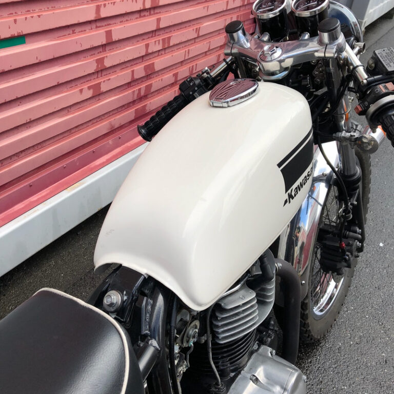 カワサキ 250TR カスタム 純正タンクステーを黒色に | HiTOSHI製作所