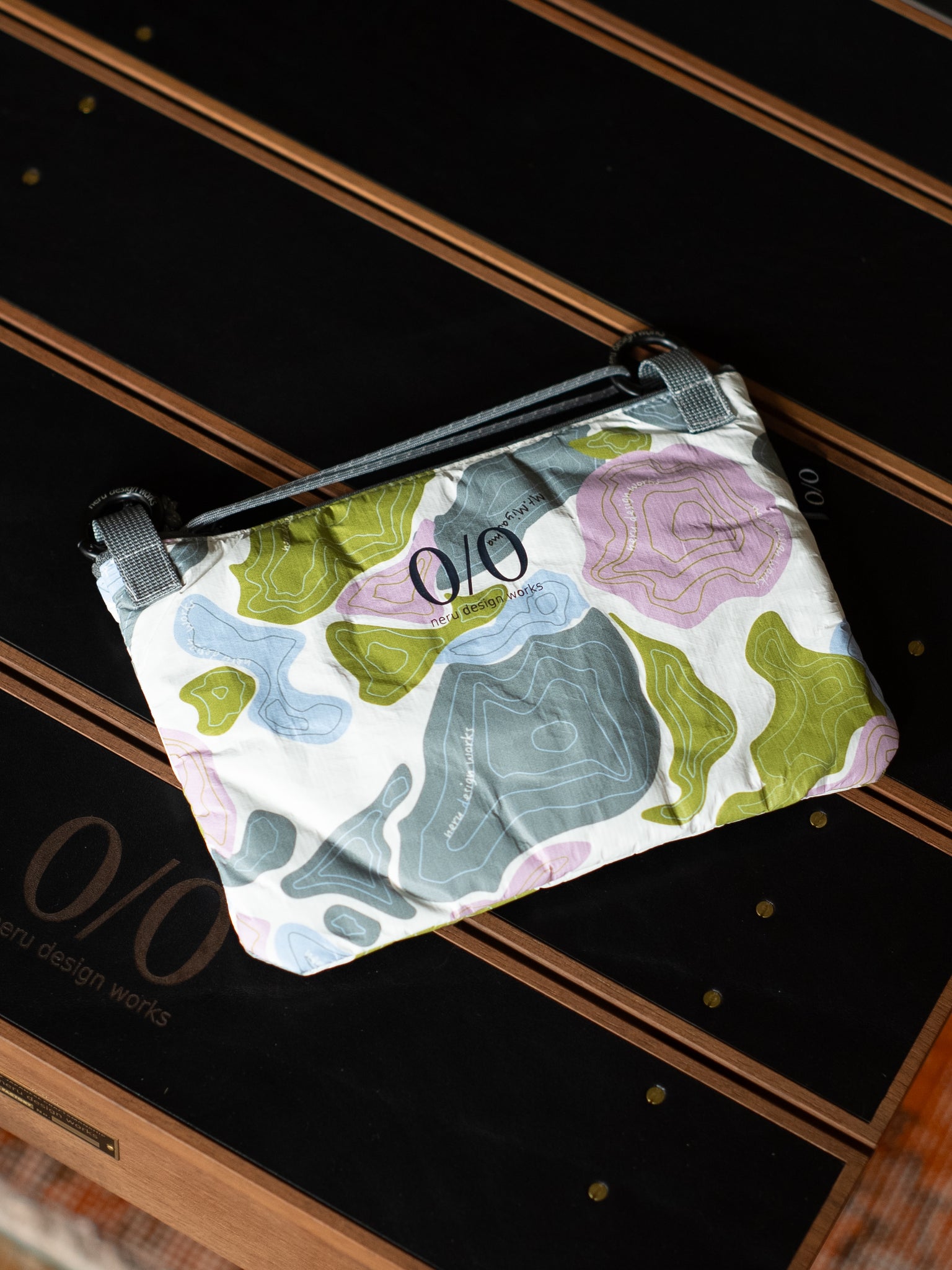 TOPOカモ サコッシュ – LOG