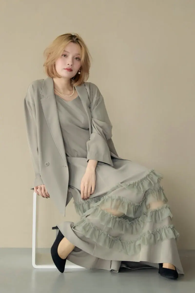 グレージュのトランスペアレントヘムセットアップドレス | et.UNiVER