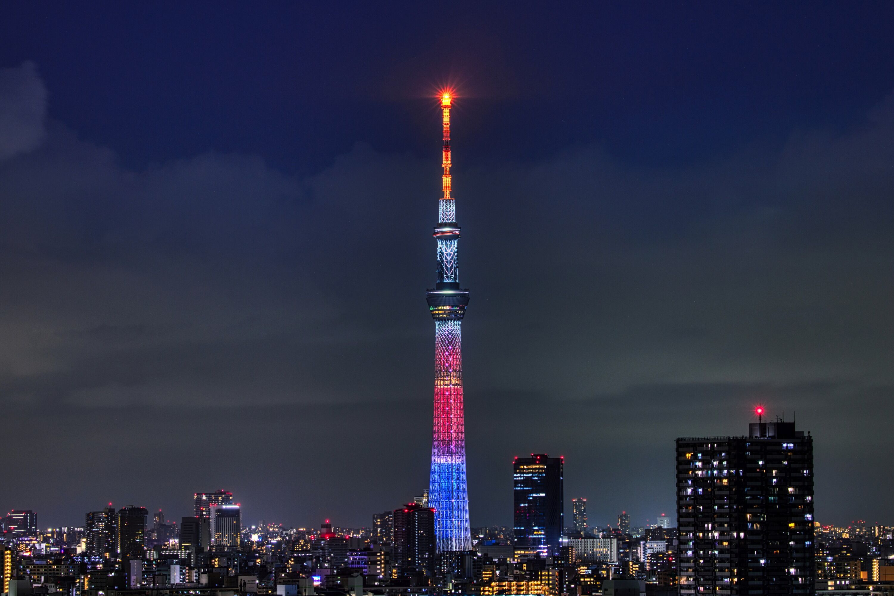 東京スカイツリーのサンライズレッドを基調とした特別ライティング