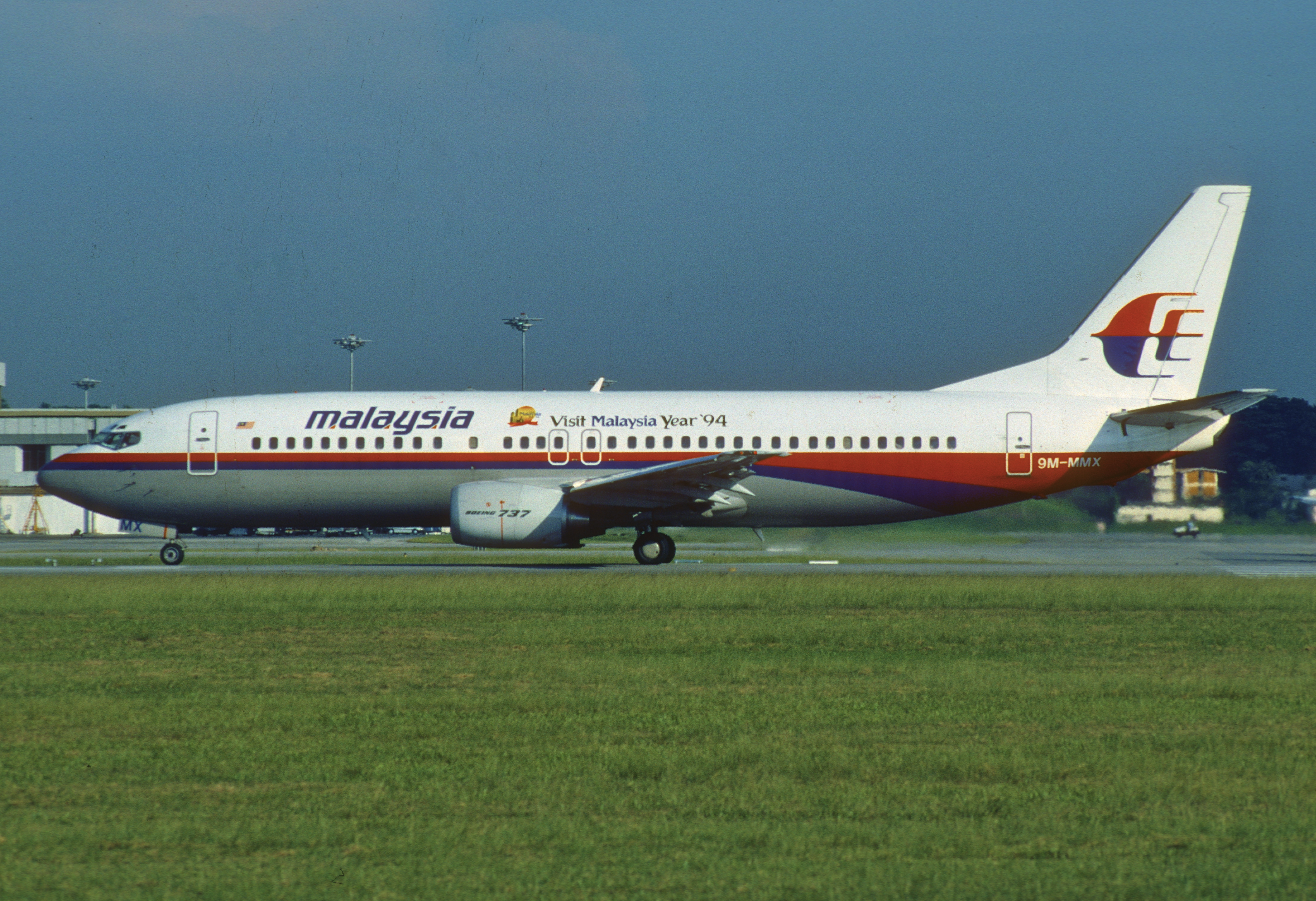 File:Malaysia Airlines Boeing 737-400; 9M-MMX, June 1994 ALB