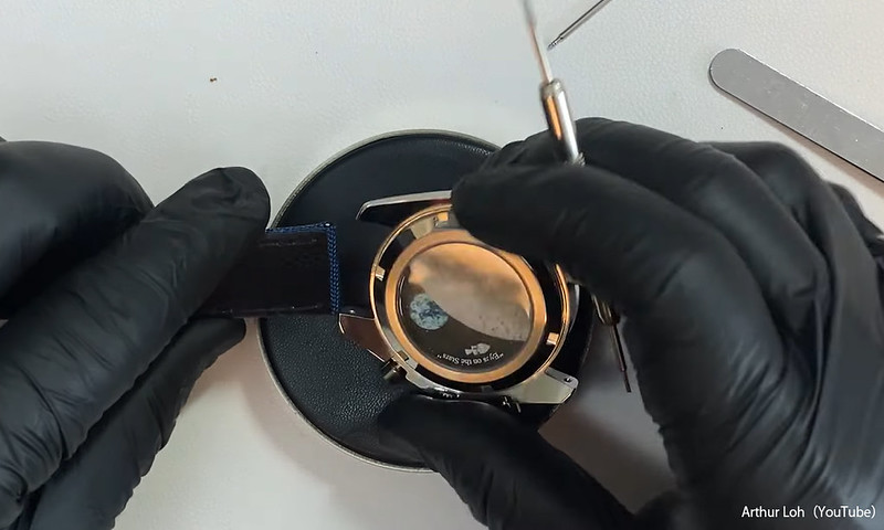 オメガ×スウォッチ、ムーンスウォッチの「レプリカ」を究極のメタル