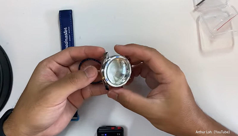 オメガ×スウォッチ、ムーンスウォッチの「レプリカ」を究極のメタル