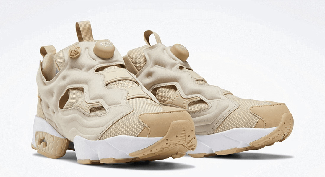 大人が履いてこそカッコいい、ベージュカラーのリーボック・インスタ