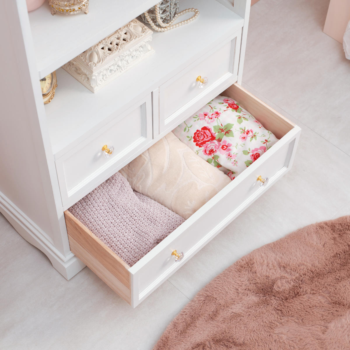 キャビネット 引き出し3杯 クリスタル調取っ手 幅60cm （ 白家具 収納