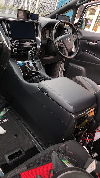 ヴェルファイアのヴェルファイア 30系ゴールデンアイズ・大型ハイ