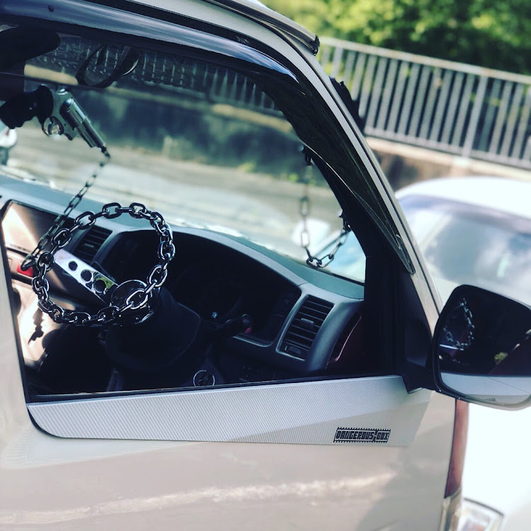 ハイエースバンのチェーンステアリング・ムーンアイズ・グラント