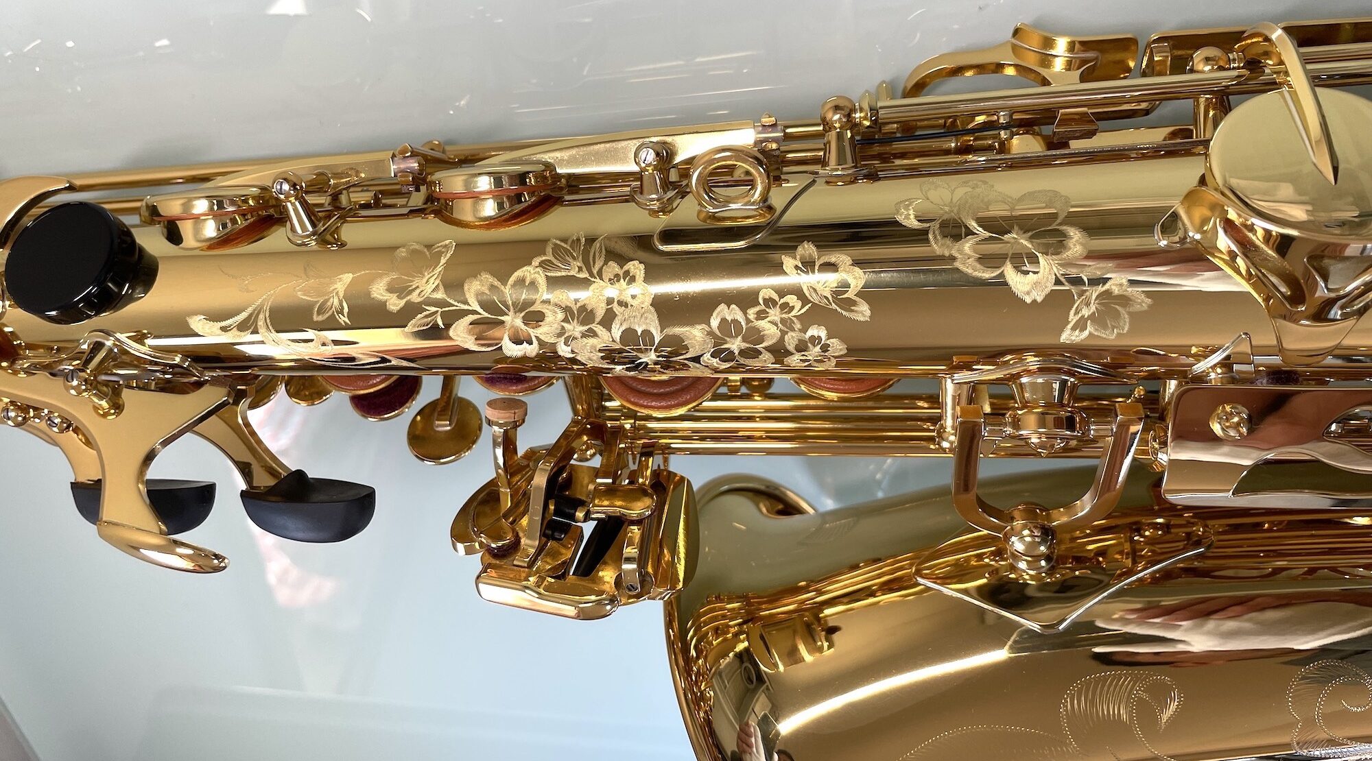 サックスのボディとネックに桜の彫刻 | LOVE & HAPPINESS 森脇康晴_