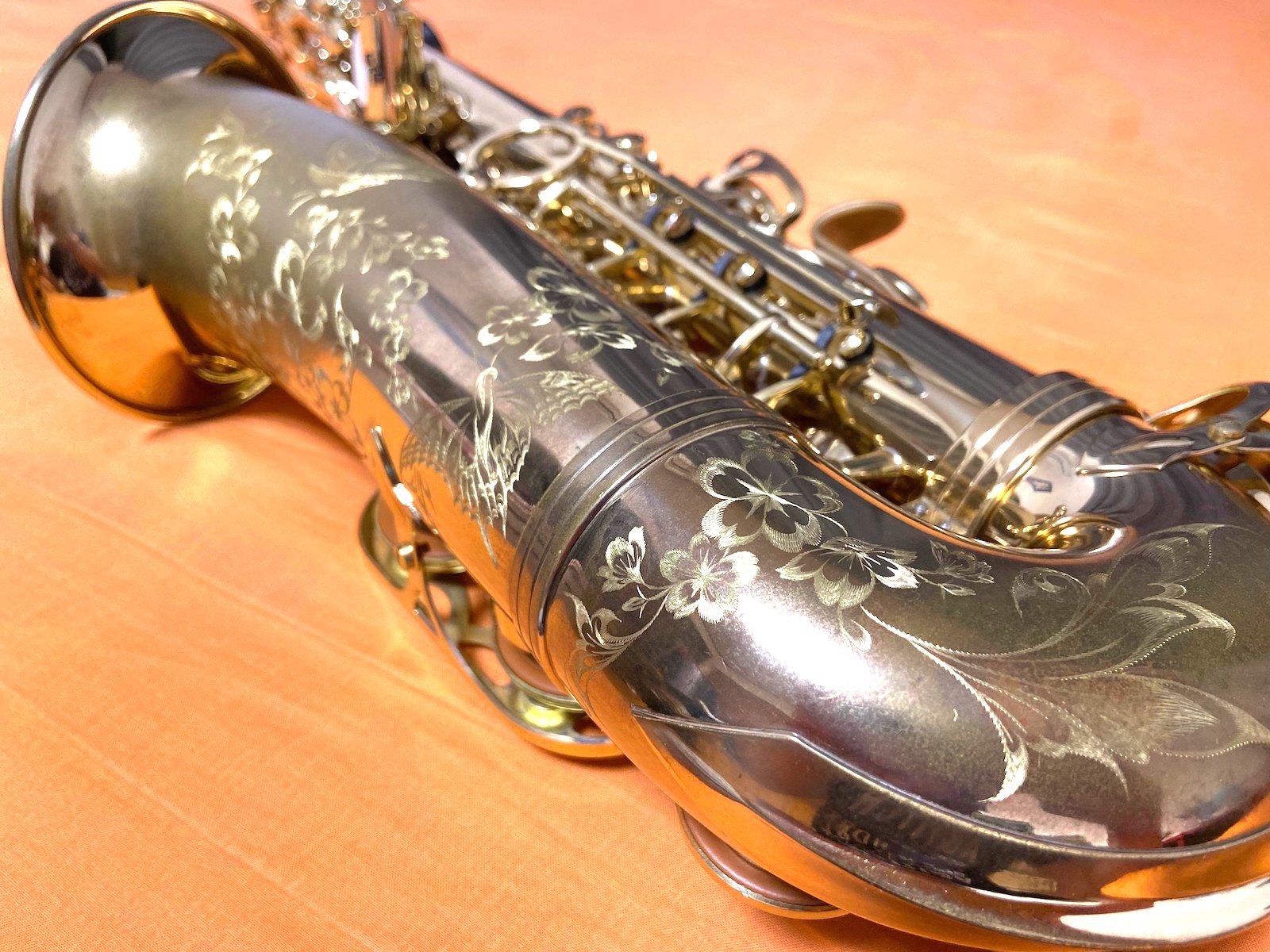 アルトサックスに彫刻。満開の桜の中を蝶が舞う。 | LOVE & HAPPINESS