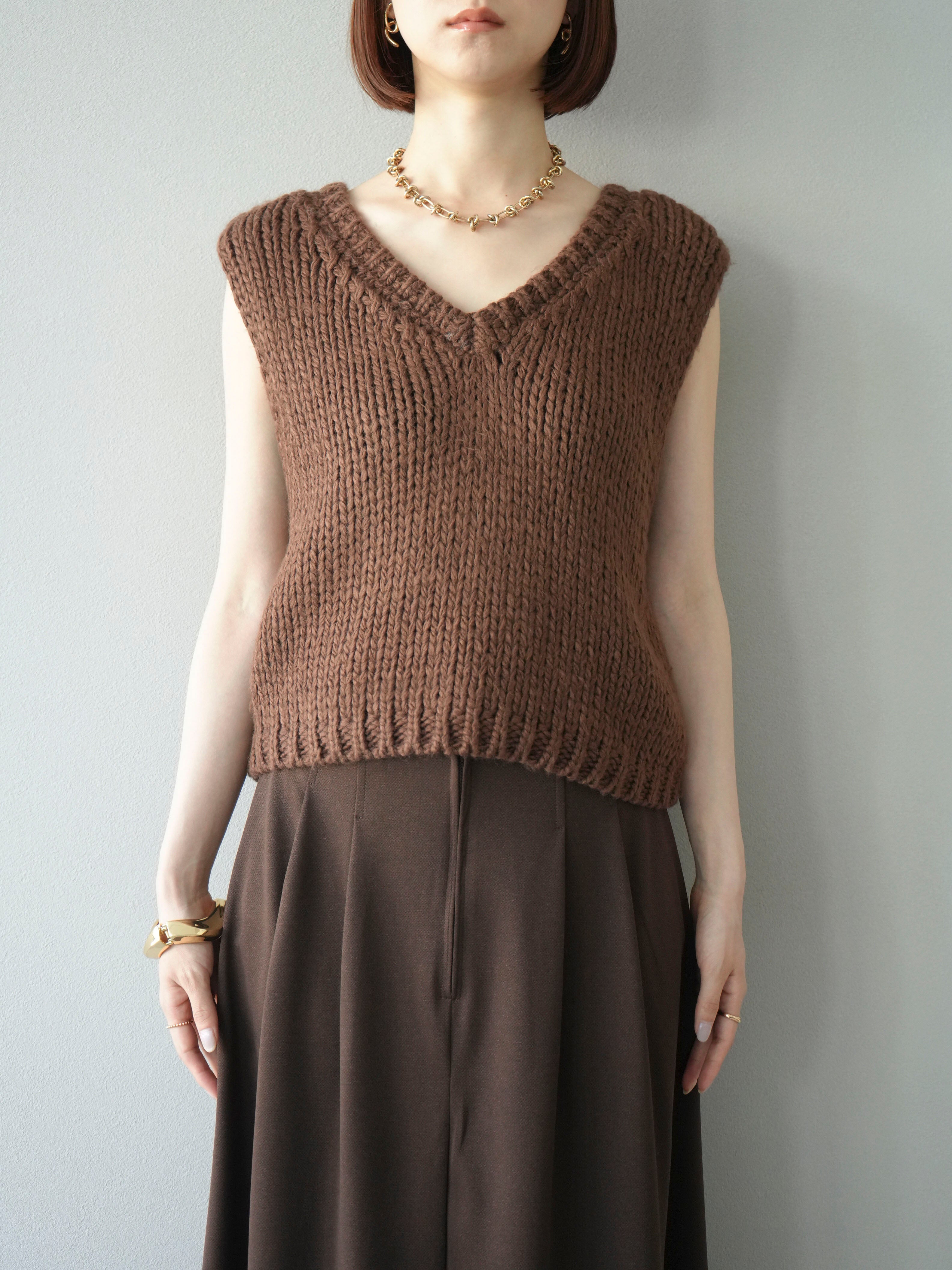 予約]ロービングVネックショートニットベスト/ブラウン – Lumier