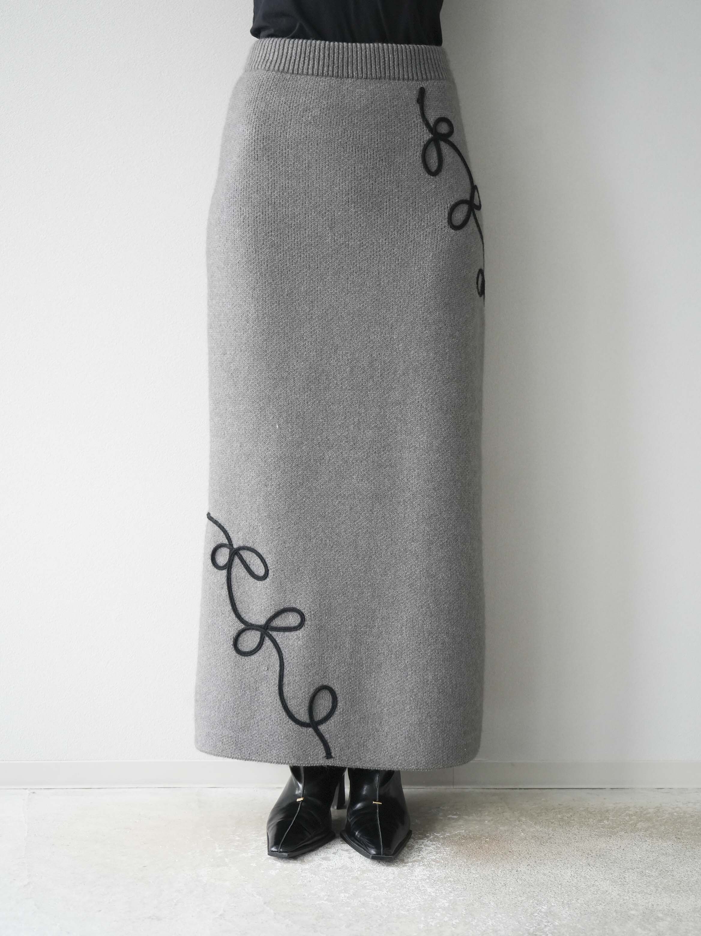 予約]コード刺繍Iラインニットスカート/チャコール – Lumier