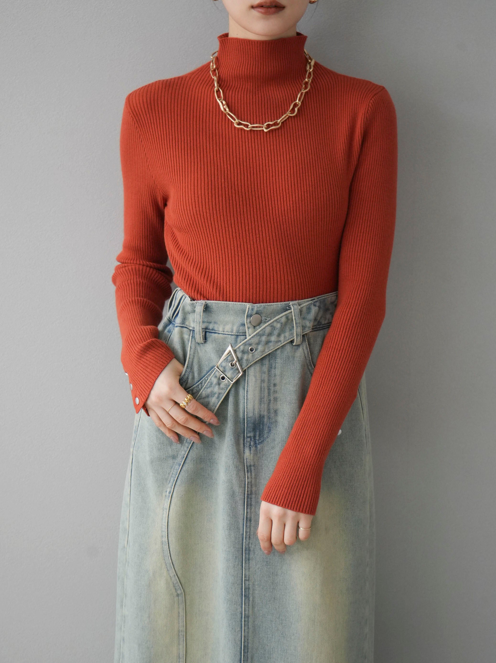 予約]袖ボタンハイネックリブニットトップス/オレンジ – Lumier