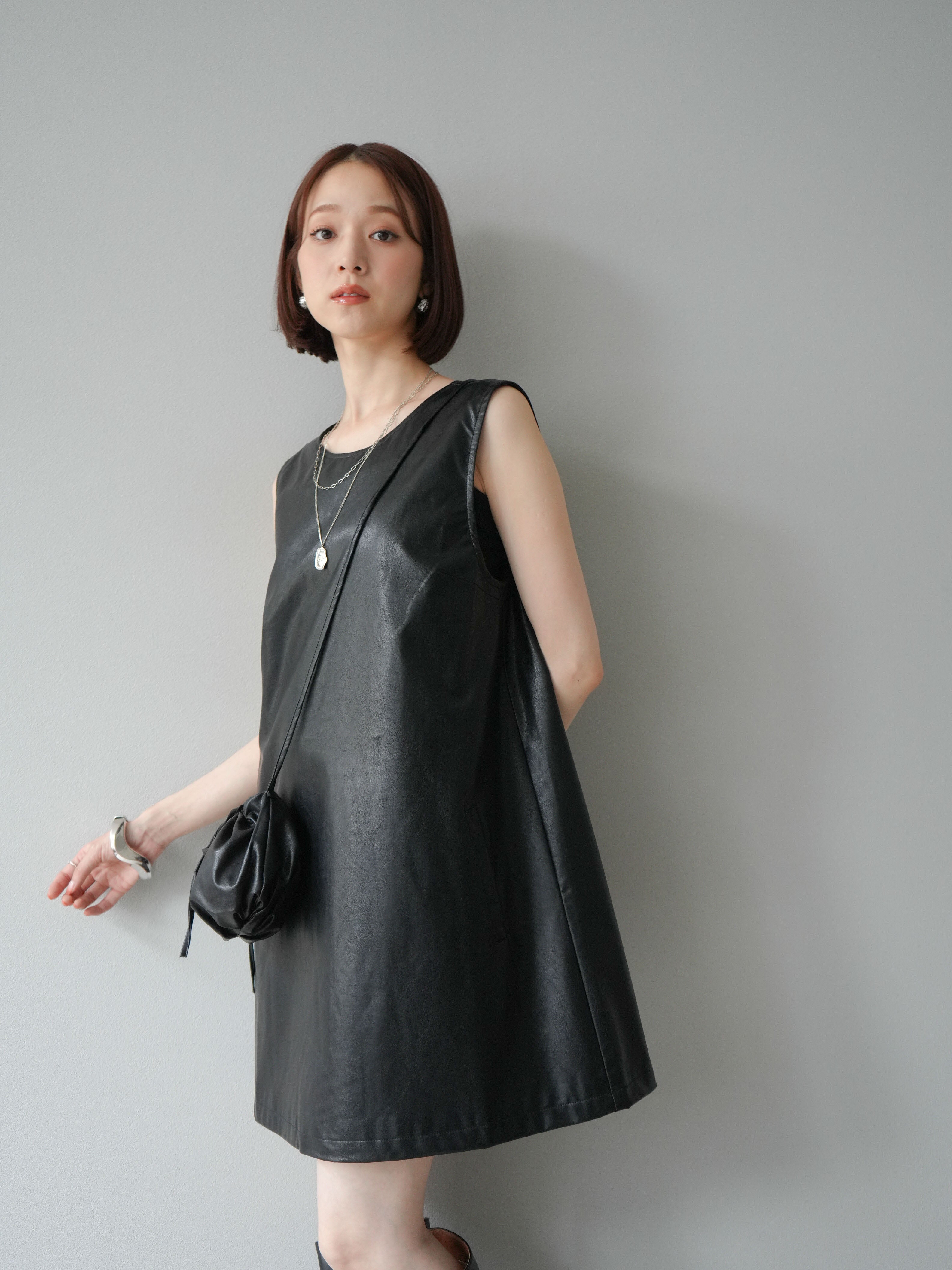 予約]ショルダーポーチ付レザーミニワンピース/ブラック – Lumier