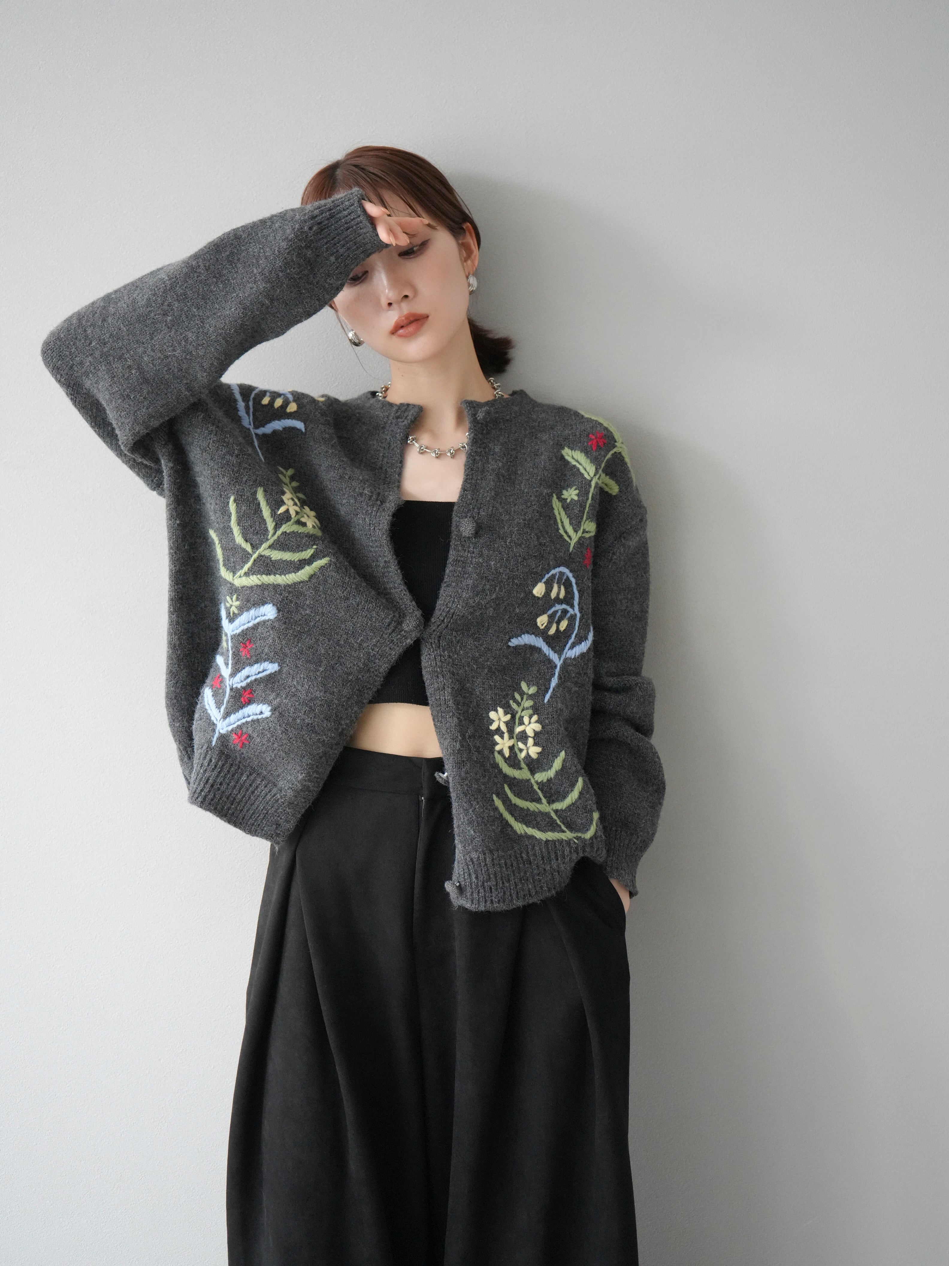 予約]フラワー刺繍ニットカーディガン/チャコール – Lumier