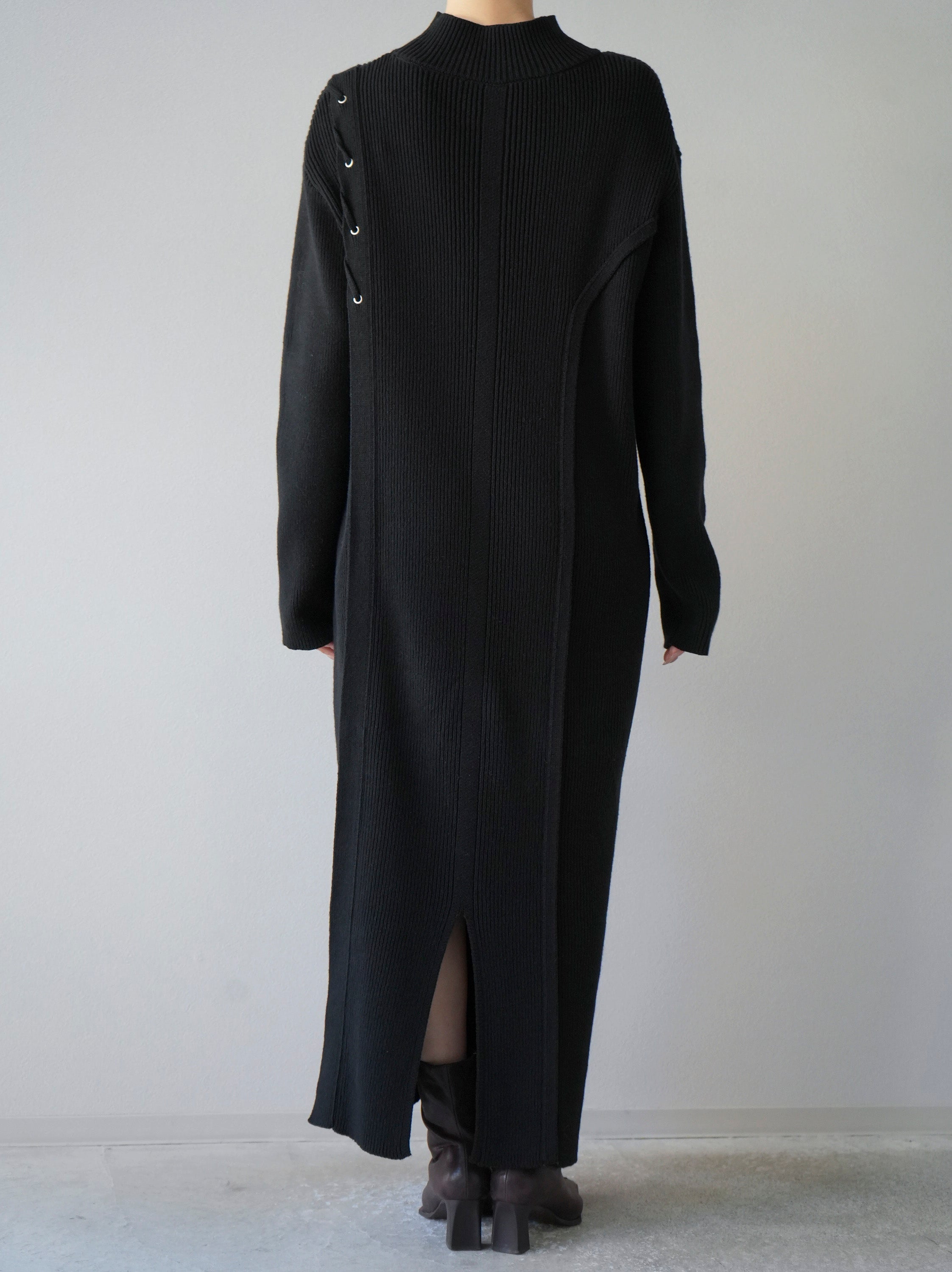 予約]アシンメトリーレースアップハイネックニットワンピース/ブラック