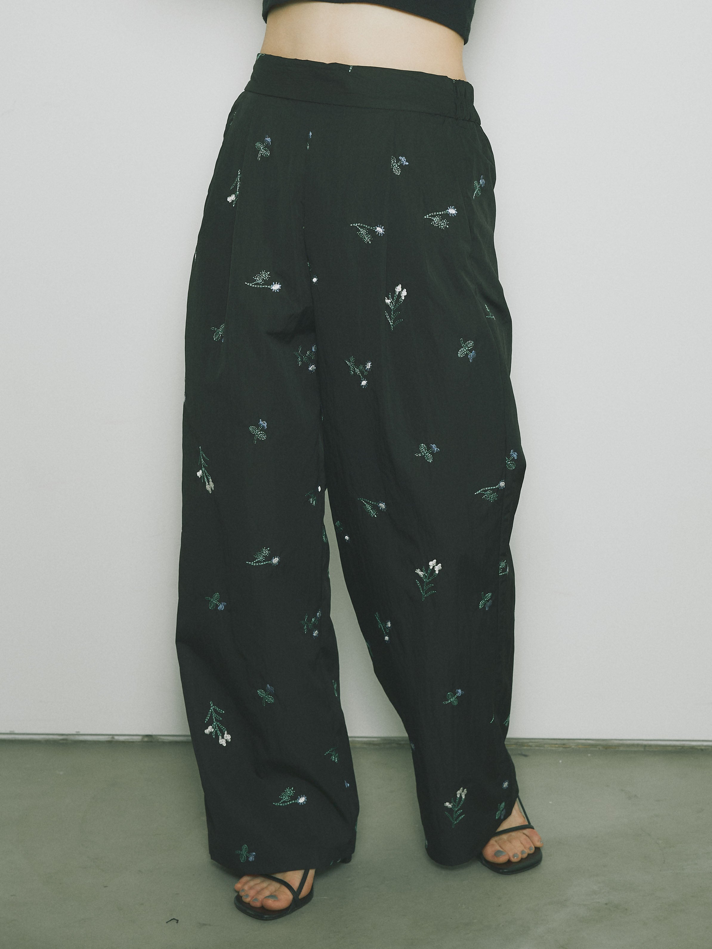 予約]フラワー刺繍タフタタックパンツ/ブラック – Lumier