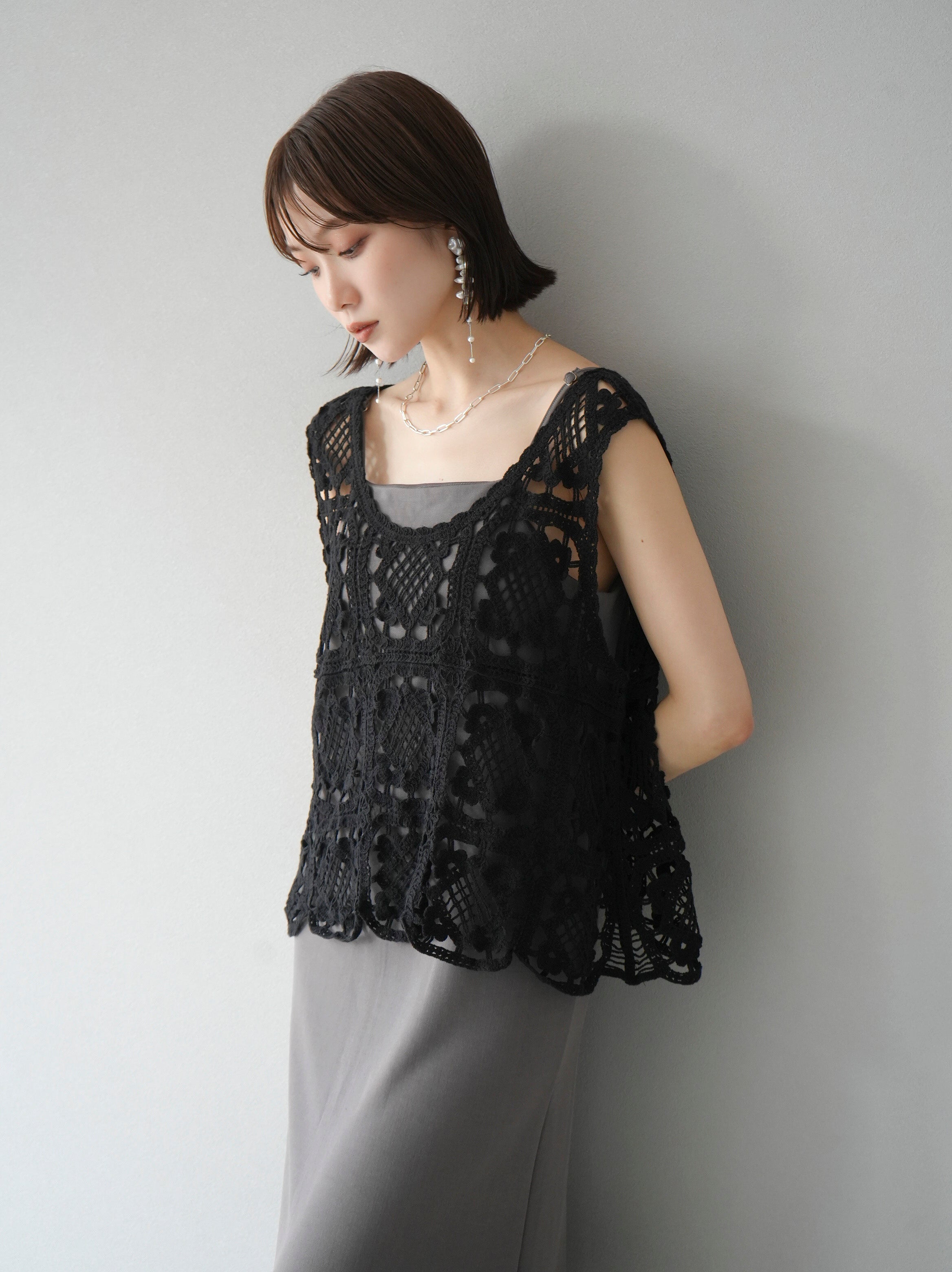 予約]クロシェレースニットタンクトップ/ブラック – Lumier