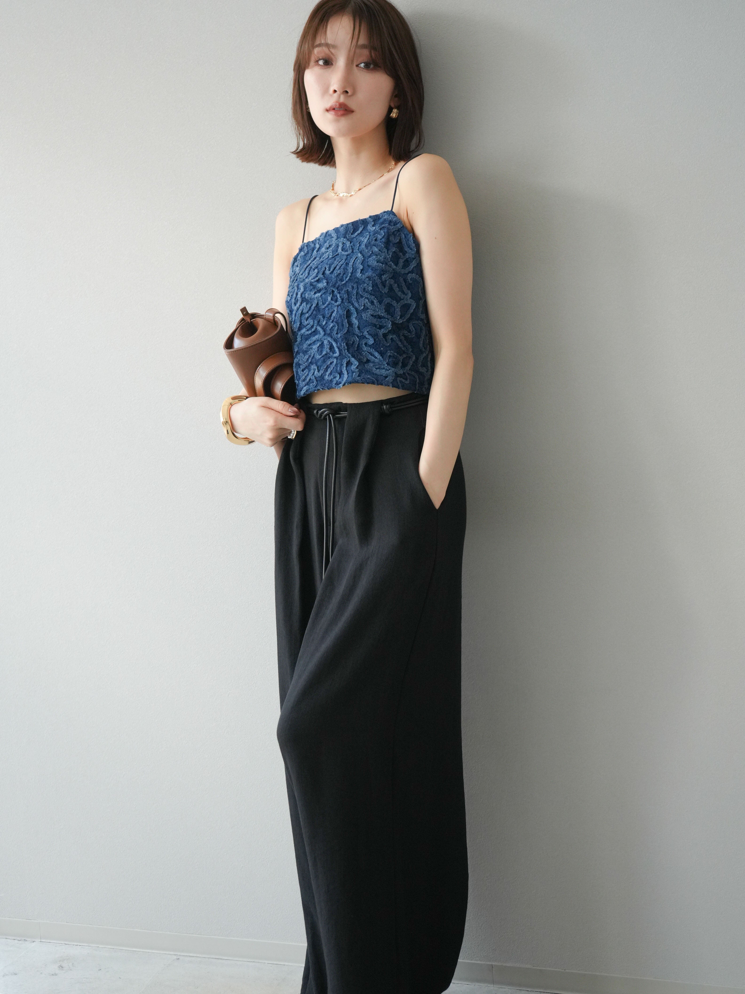 予約]パイピングフラワーシアーベロアキャミソール/ネイビー – Lumier