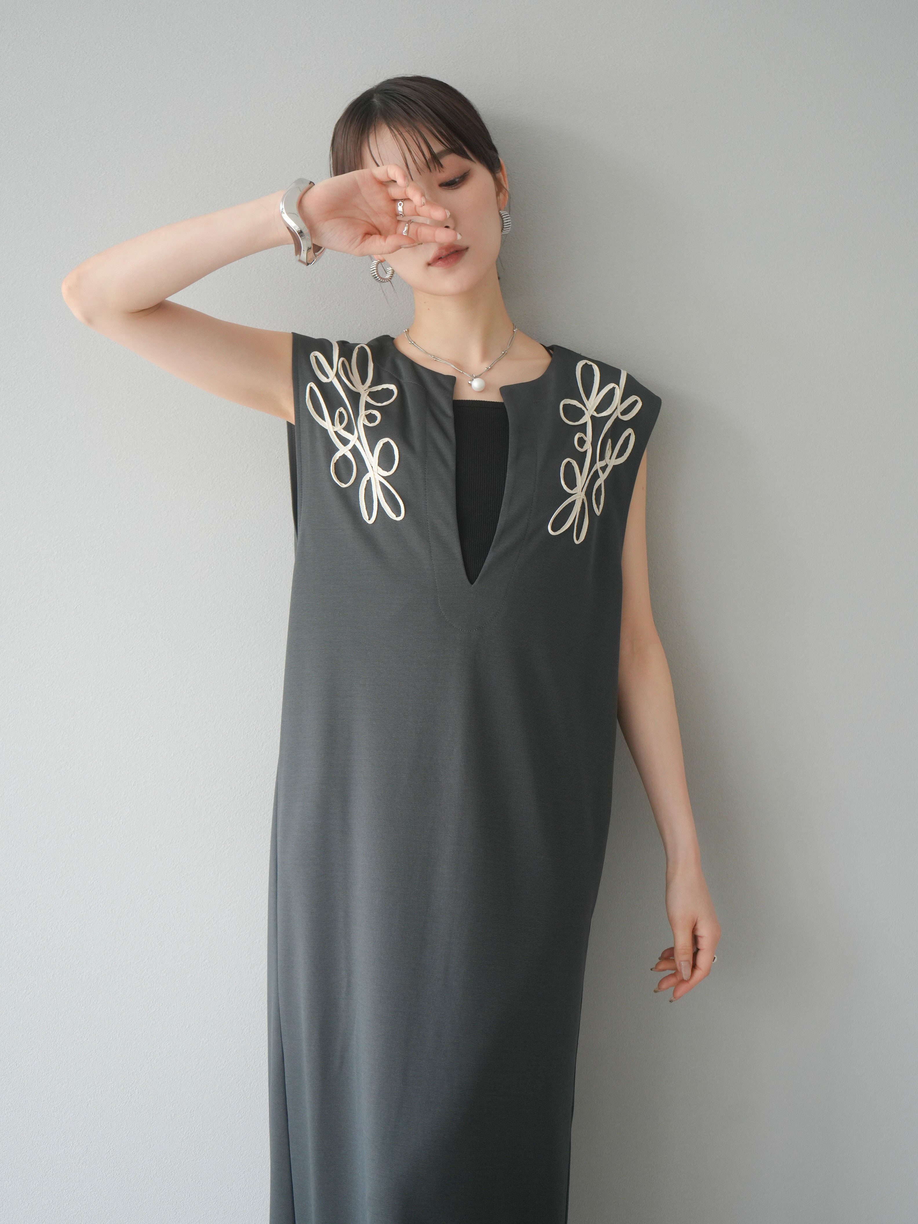 予約]ライトポンチコード刺繍ワンピース/チャコール – Lumier