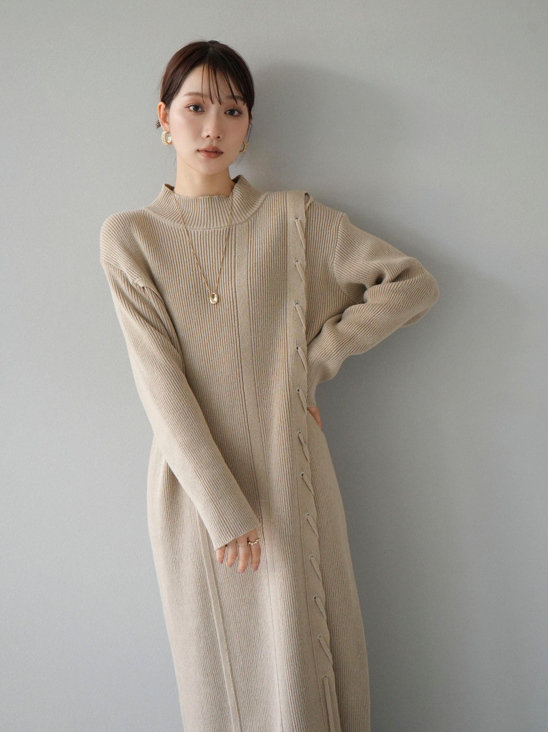 予約]アシンメトリーレースアップハイネックニットワンピース/ベージュ