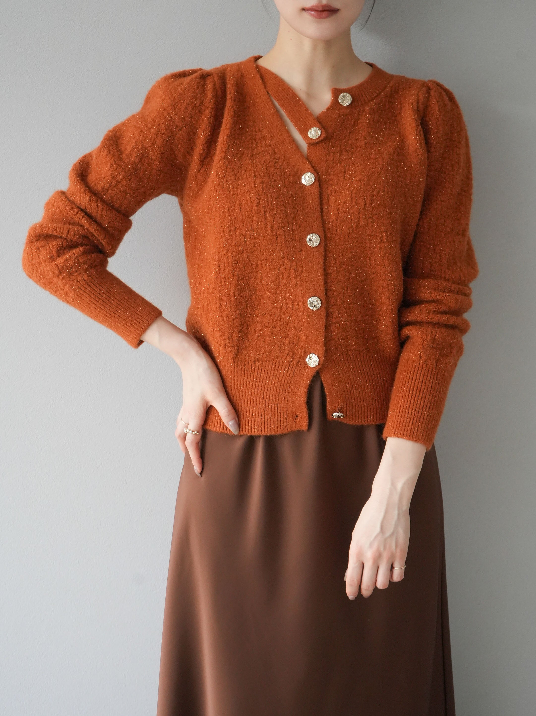 予約]デザインネックゴールドボタンラメニットカーディガン/オレンジ