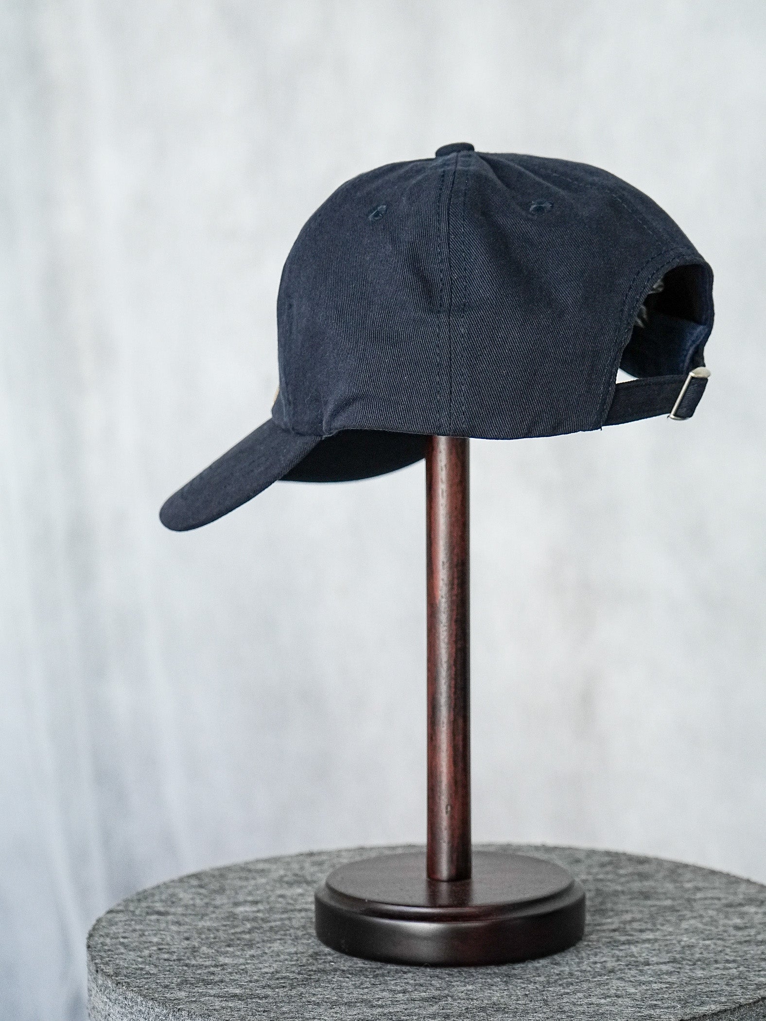 予約]NEW MIRRORロゴ刺繍CAP/ネイビー – Lumier