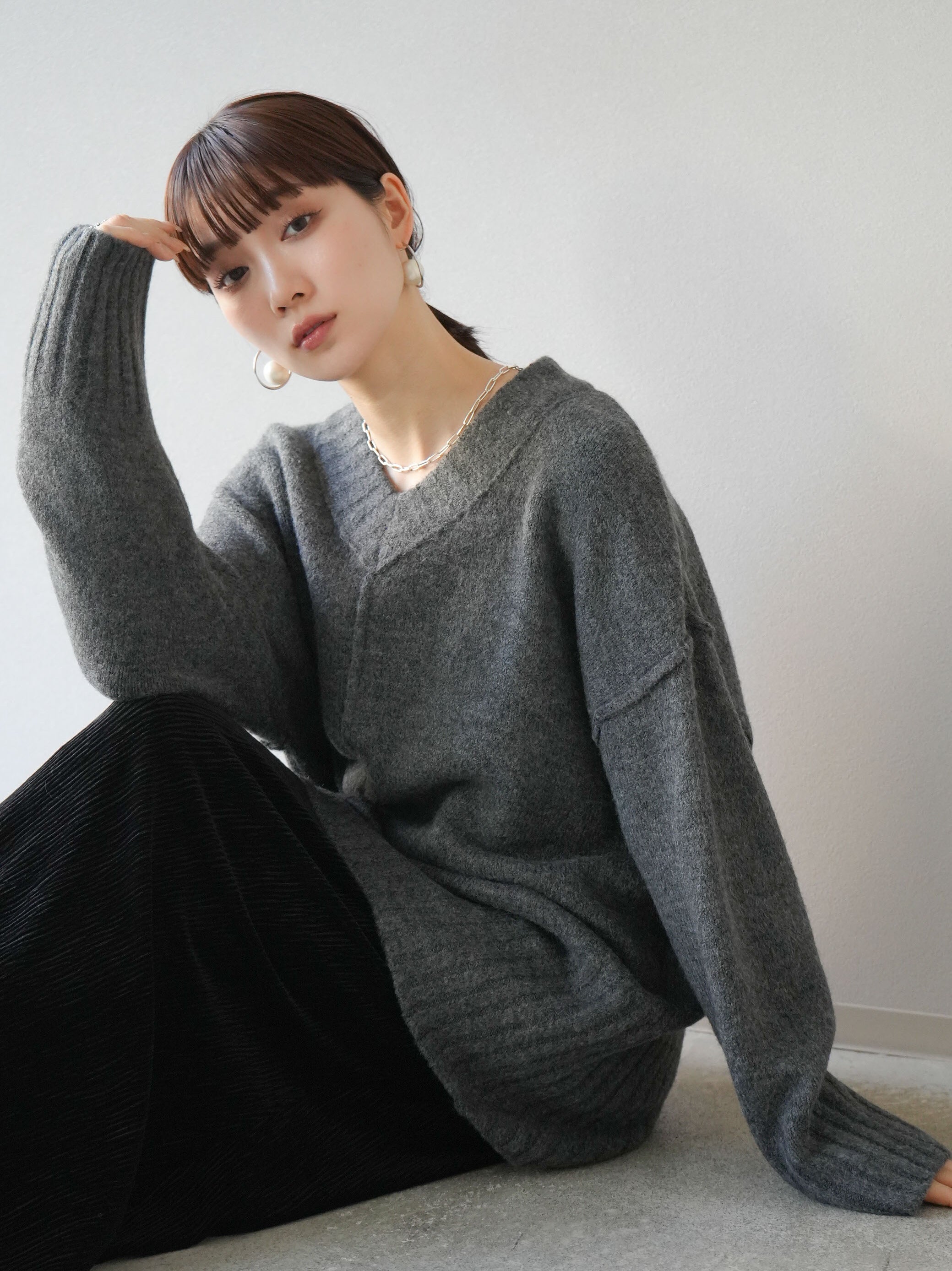 予約]もちもちリンキングVネックニット/チャコール – Lumier