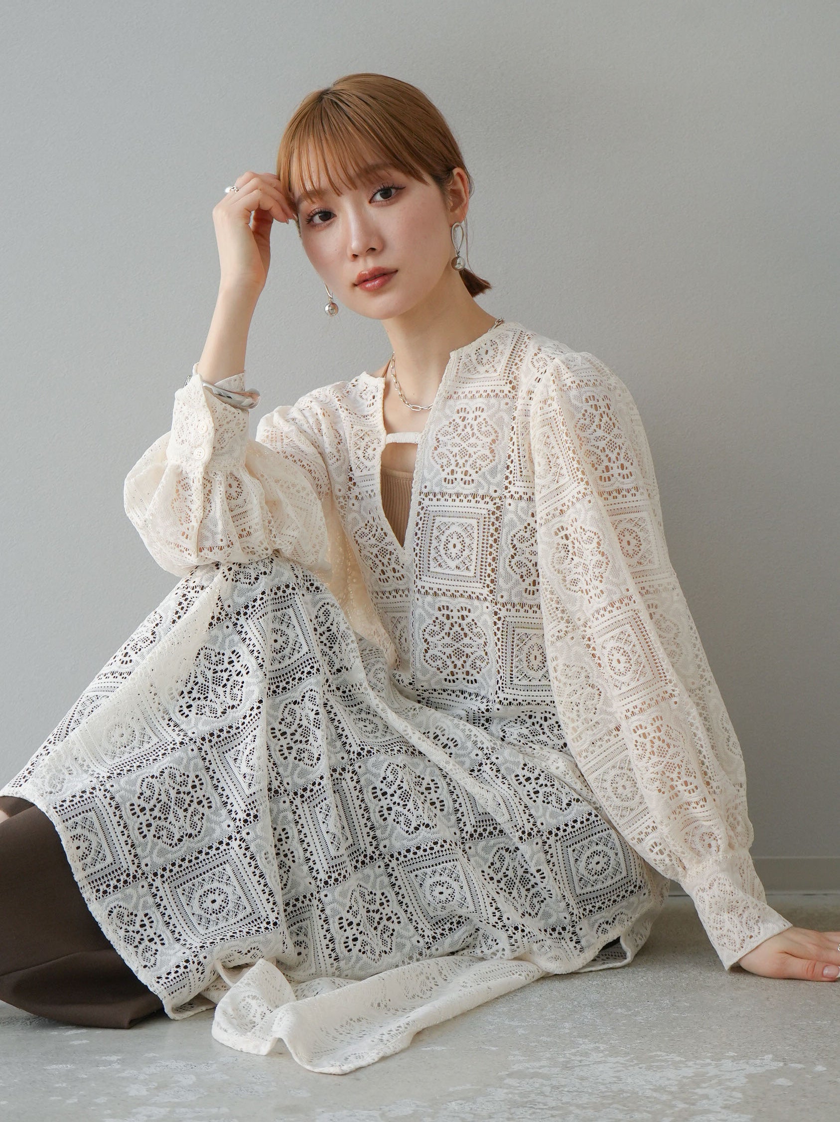 予約]ブロックレースボリュームスリーブワンピース/アイボリー – Lumier