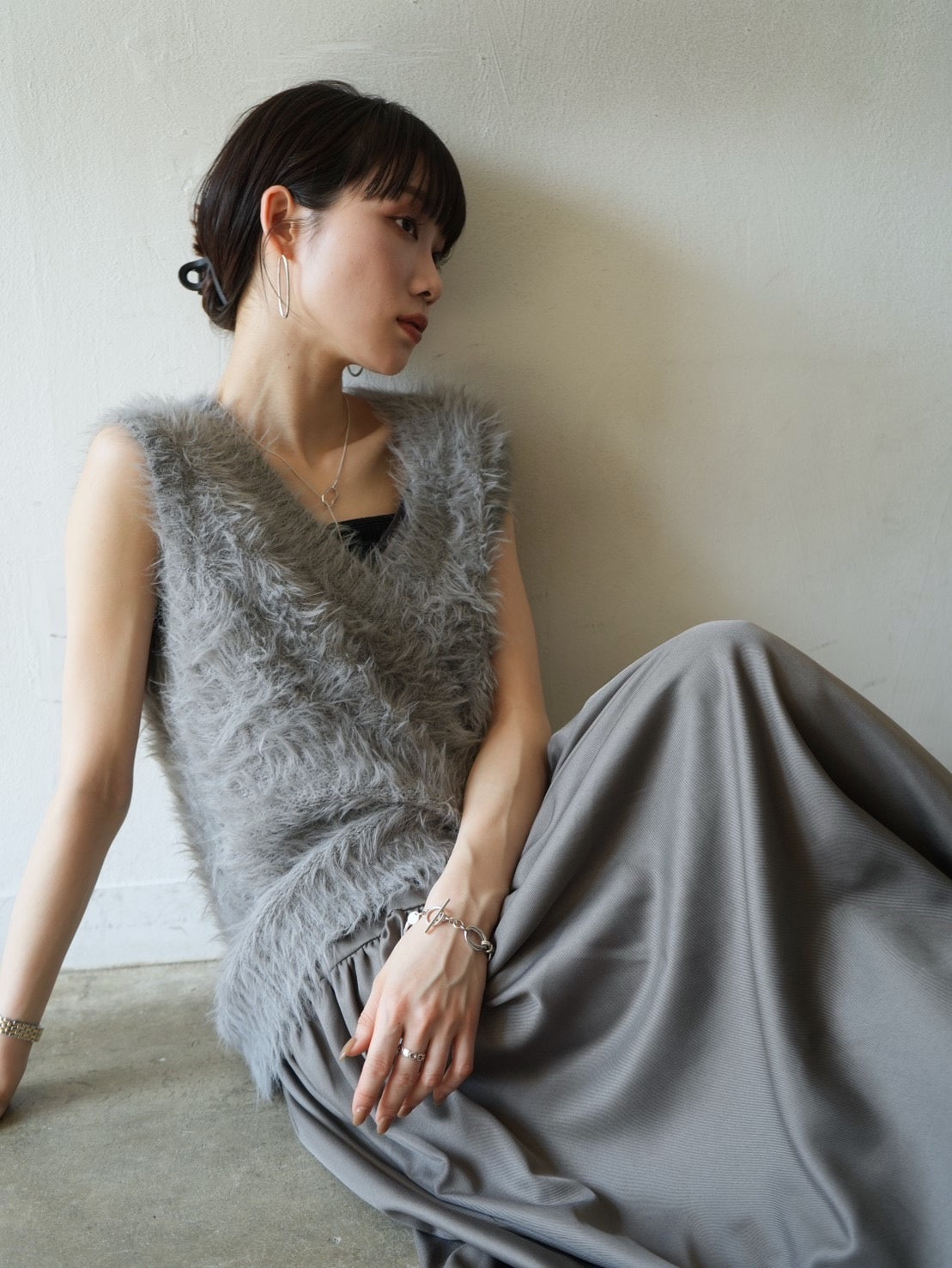 予約]Vネックシャギーニットベスト/グレー – Lumier