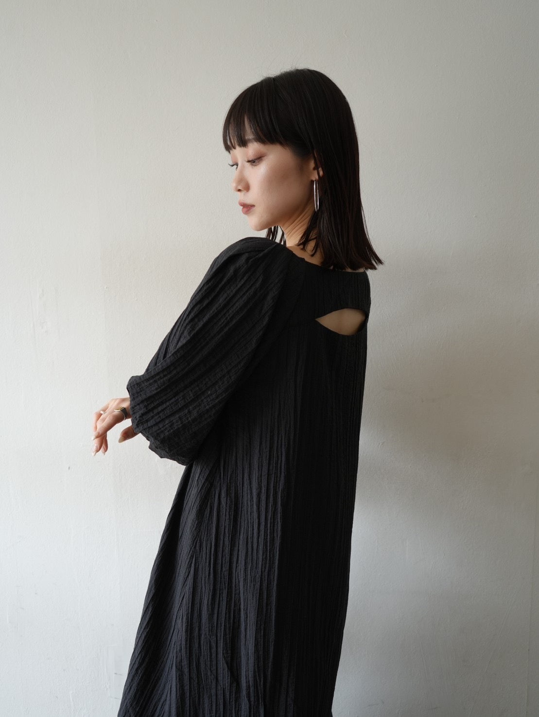 予約]バルーンスリーブバックオープンワンピース/ブラック – Lumier