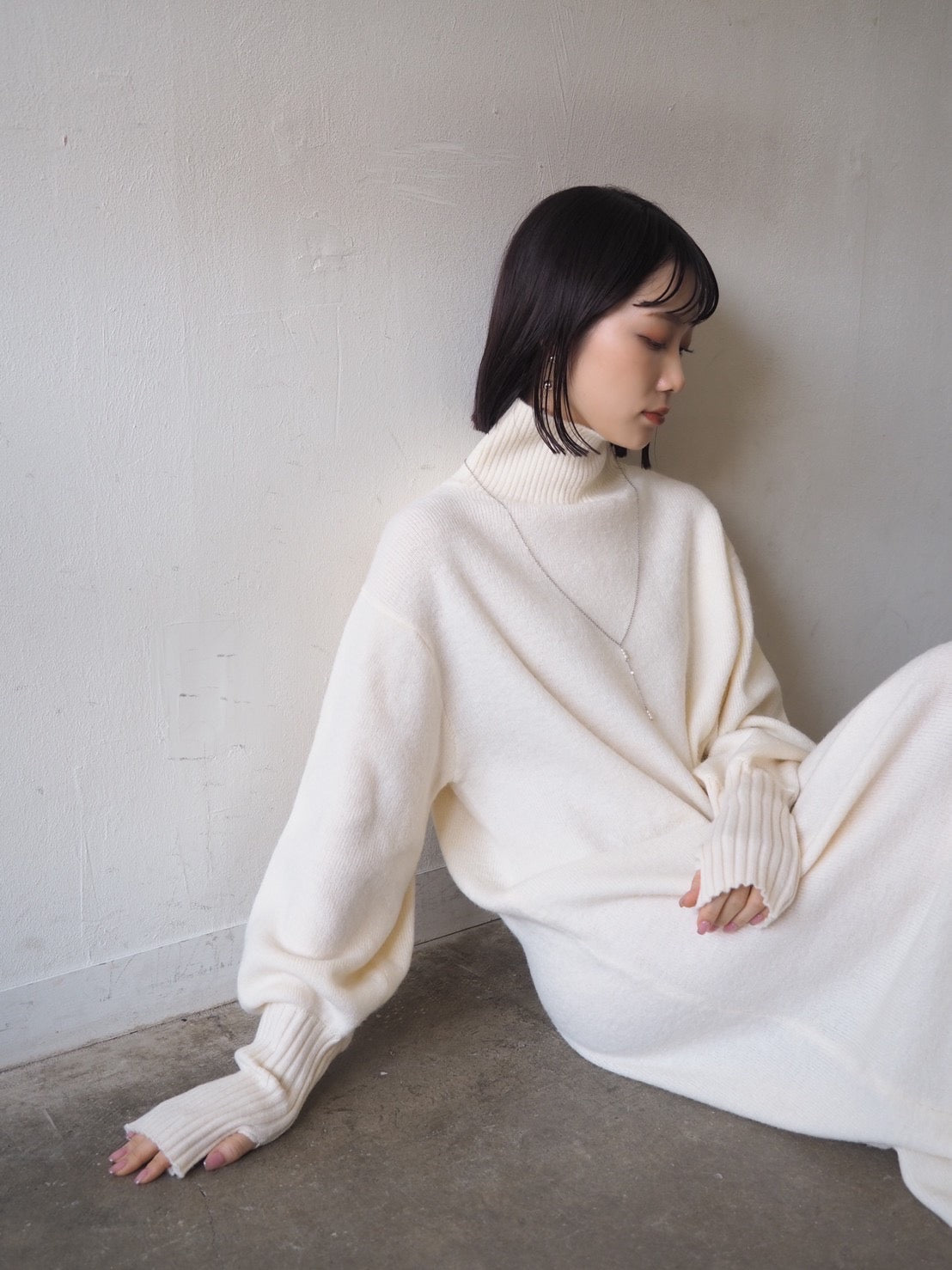 予約]フィンガーホールボトルネックニットワンピース/アイボリー – Lumier