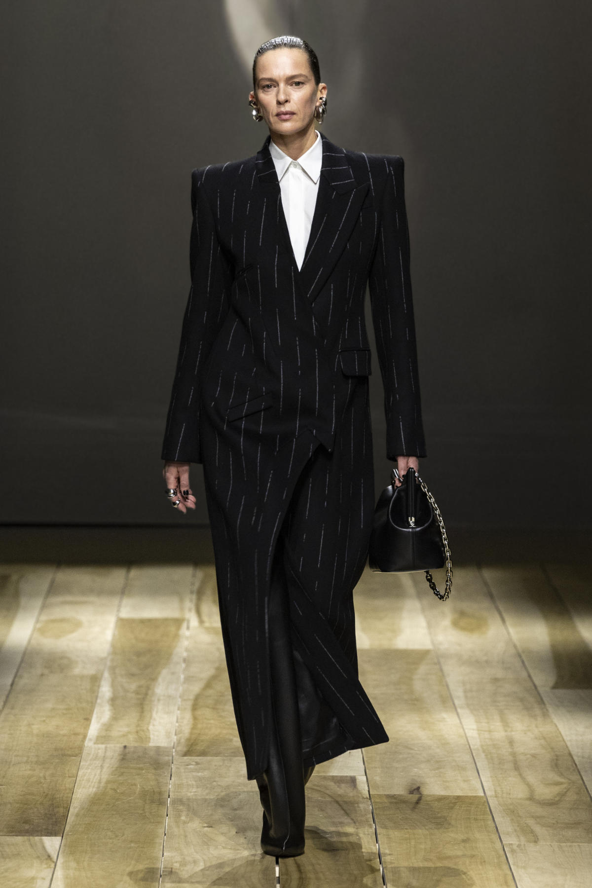 Alexander McQueen: Alexander McQueen Presents Its New Fall Winter