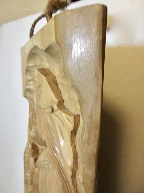 Amazon.co.jp: アイヌ民族木彫壁掛厚板手彫《スズランとメノコ像