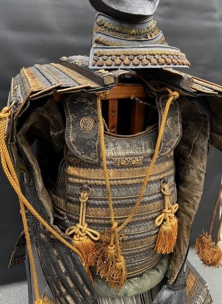 Amazon.co.jp: § 時代甲冑 旧家蔵出し 等身大 一式 鉄地胴 戦国武将