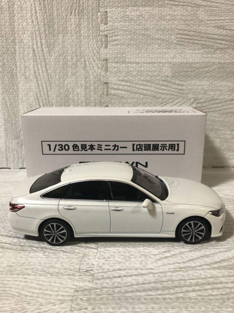 トヨタCROWN 1/30ミニカー ホワイト 新品 未開封 トヨタCROWN 1/30