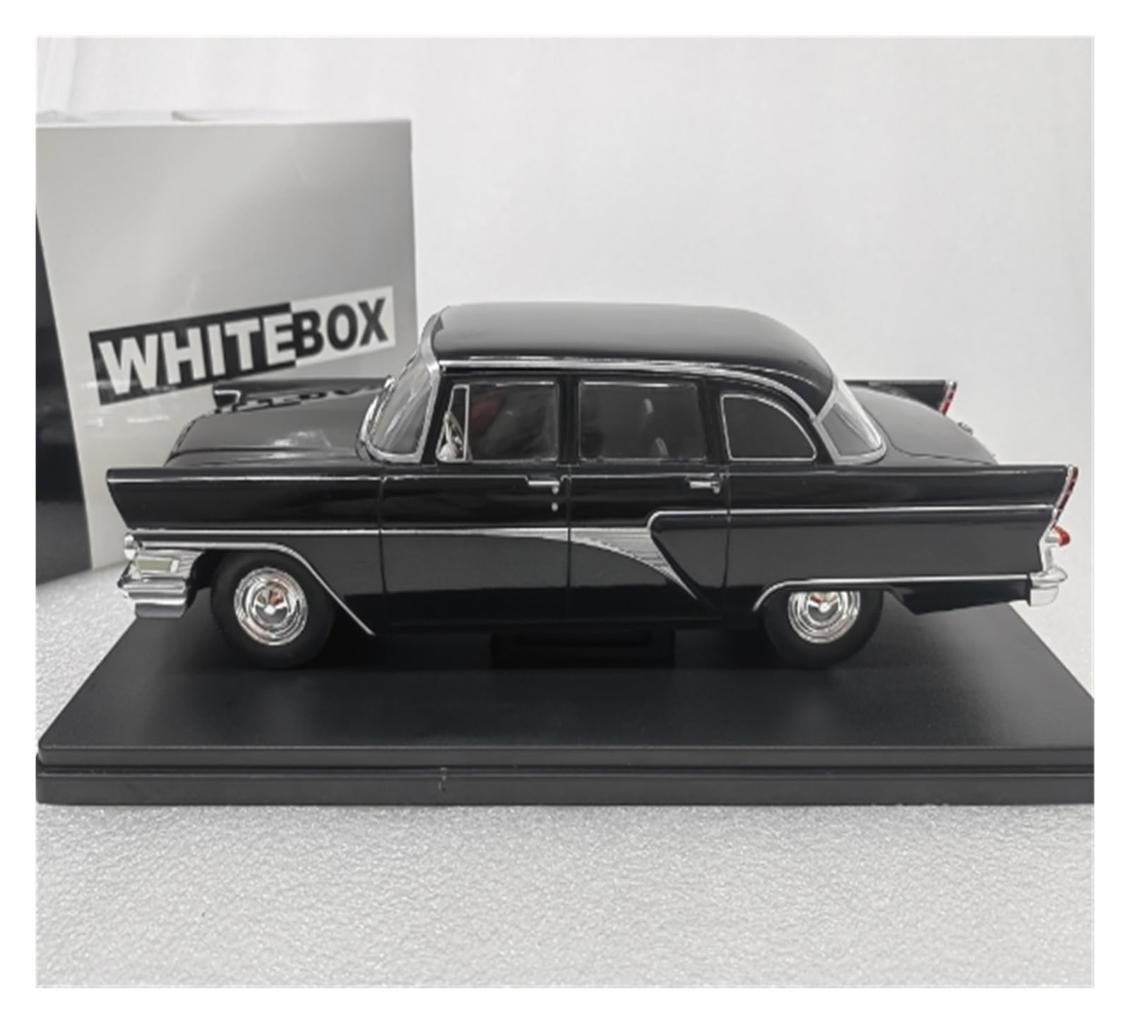 Amazon | ミニカー GAZ 13 チャイカ ソビエト連邦 高級セダン 1:24