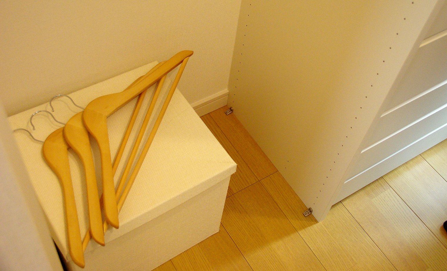 Amazon.co.jp: サワフジ 洋服ハンガー 木製ハンガー3本組 幅440mm