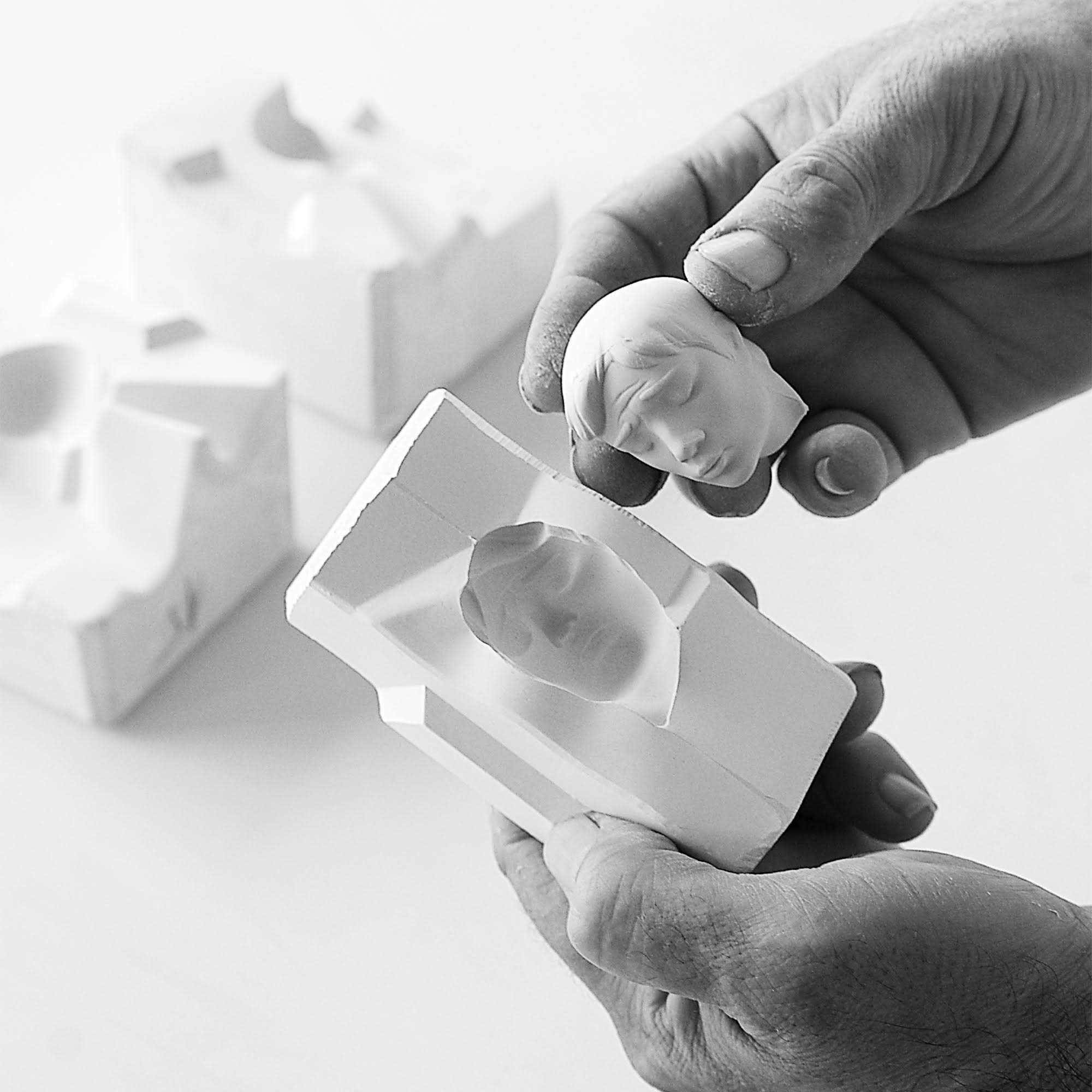 Amazon.co.jp: ナオ Nao リヤドロ 人形 木馬でお昼寝 02001476