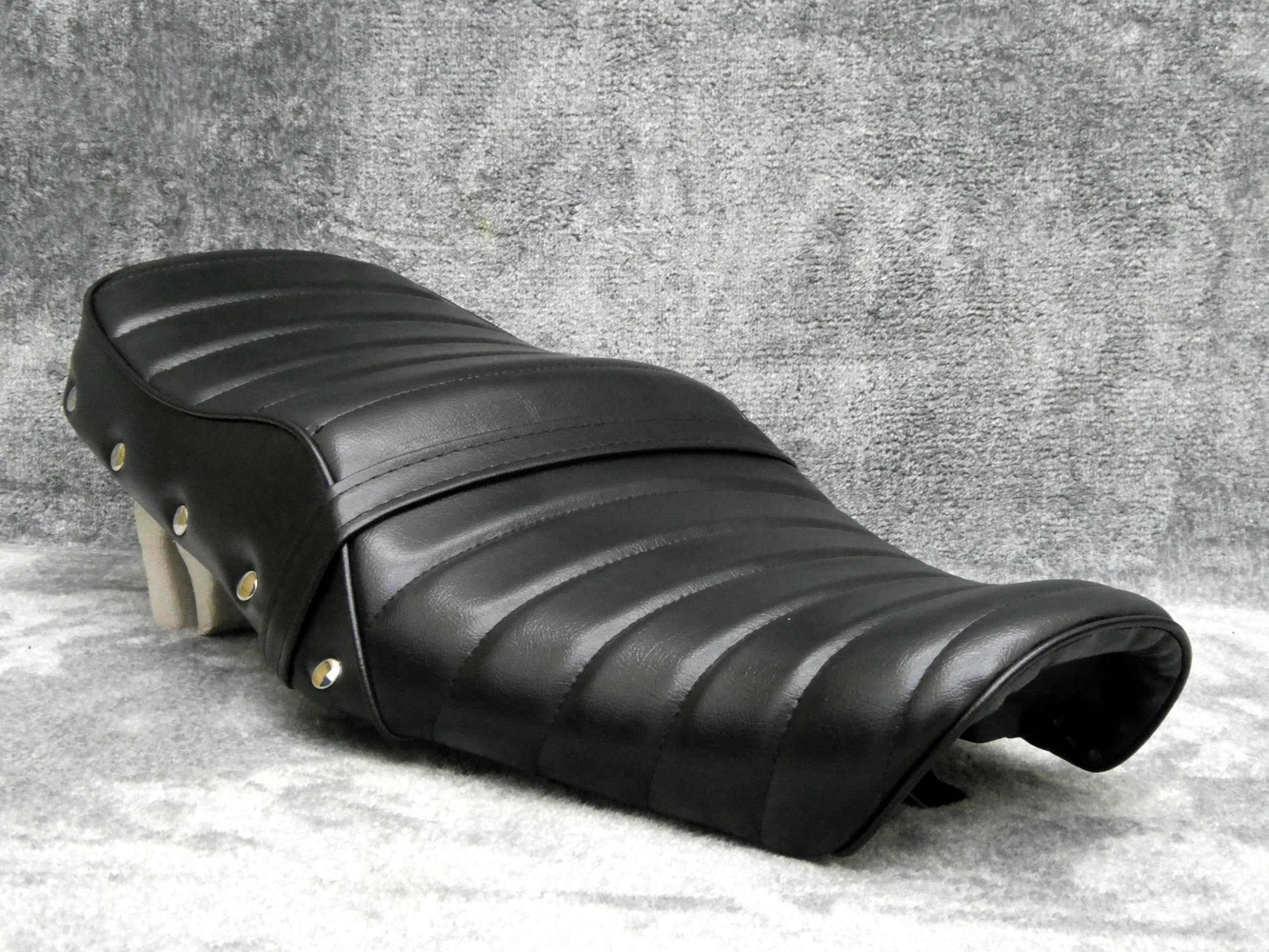 Amazon | GB350 タックロールシート/ GB350 (黒皮 鋲打ち 変形