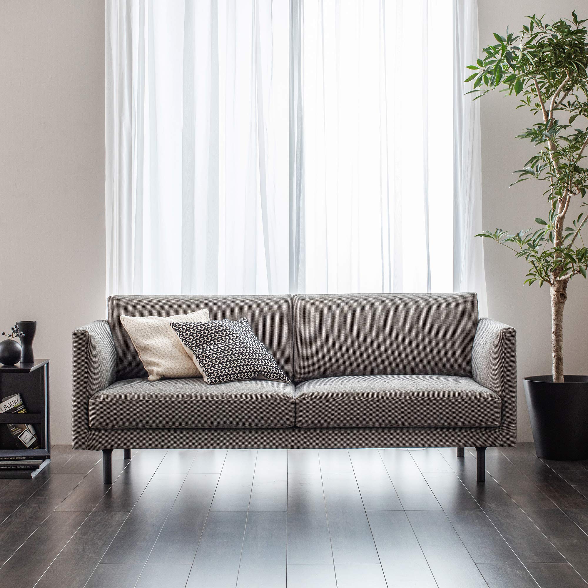 カリモクグレー 布地 2人掛けソファ 木製肘掛け